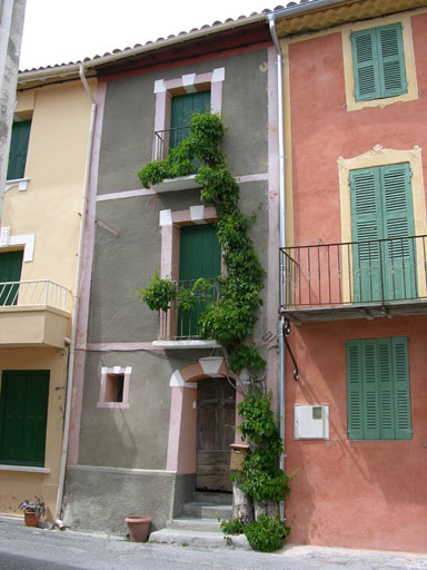 Maison à travée unique et façade à encadrements façonnés imitant la pierre de taille, de type partie agricole en partie haute (façade posétrieure) à la Mure (La Mure-Argens).