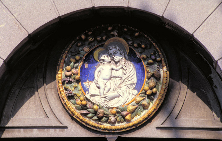 La Turbie, villa le Petit Manoir. Panneau en céramique vernissée disposé sur le fronton du portail.