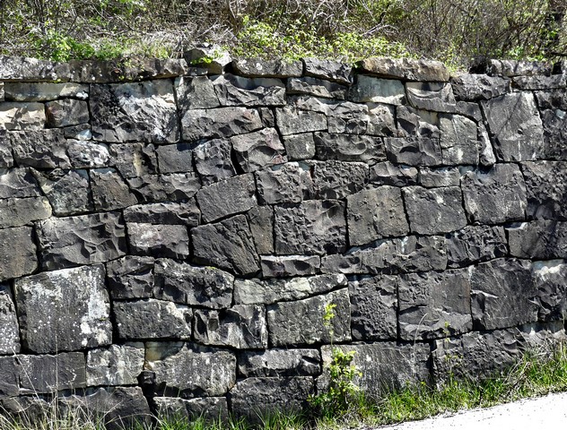 Mur de soutènement en pierre sèche de grès au bord de la R. D. 994.