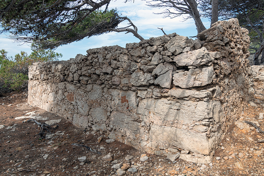 Restes de l'épaulement de la batterie, parapet maçonné, détail du parement du revêtement.