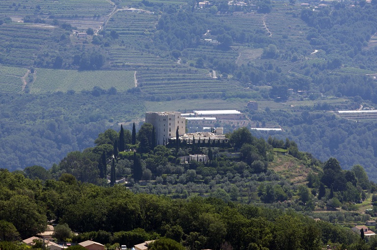 [Vue plongeante sur le château de La Gaude et la campagne environnante prise depuis la terrasse du panorama à Saint-Jeannet]. 