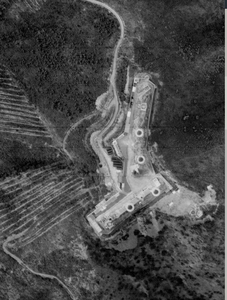 [Vue aérienne verticale de la batterie de Peyras en 1958, après mise en place du nouvel armement de DCA en 1953]