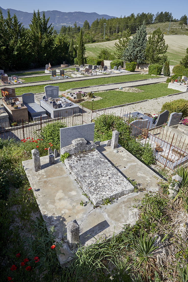 Vue de la partie récente du cimetière depuis le nord.