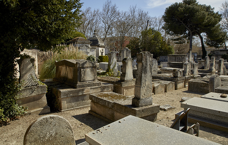 Vue depuis l'angle nord-ouest du cimetière, vers l'est.