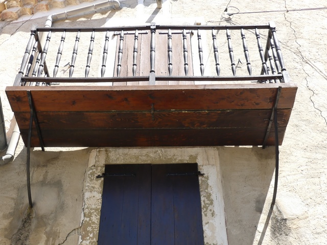 Pignon sud, deuxième niveau. Balcon en bois sur corbeaux en ferronnerie.