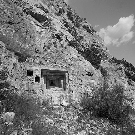 Groupe du col de l'Echelle. Ouvrage 654. Embrasure cuirassée pour mitrailleuse et gaine optique vers 1014-1034. Vue extérieure de l'ensemble du bloc.