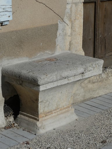 Maison. Pierre d'autel (?) en remploi devant l'élévation sud.