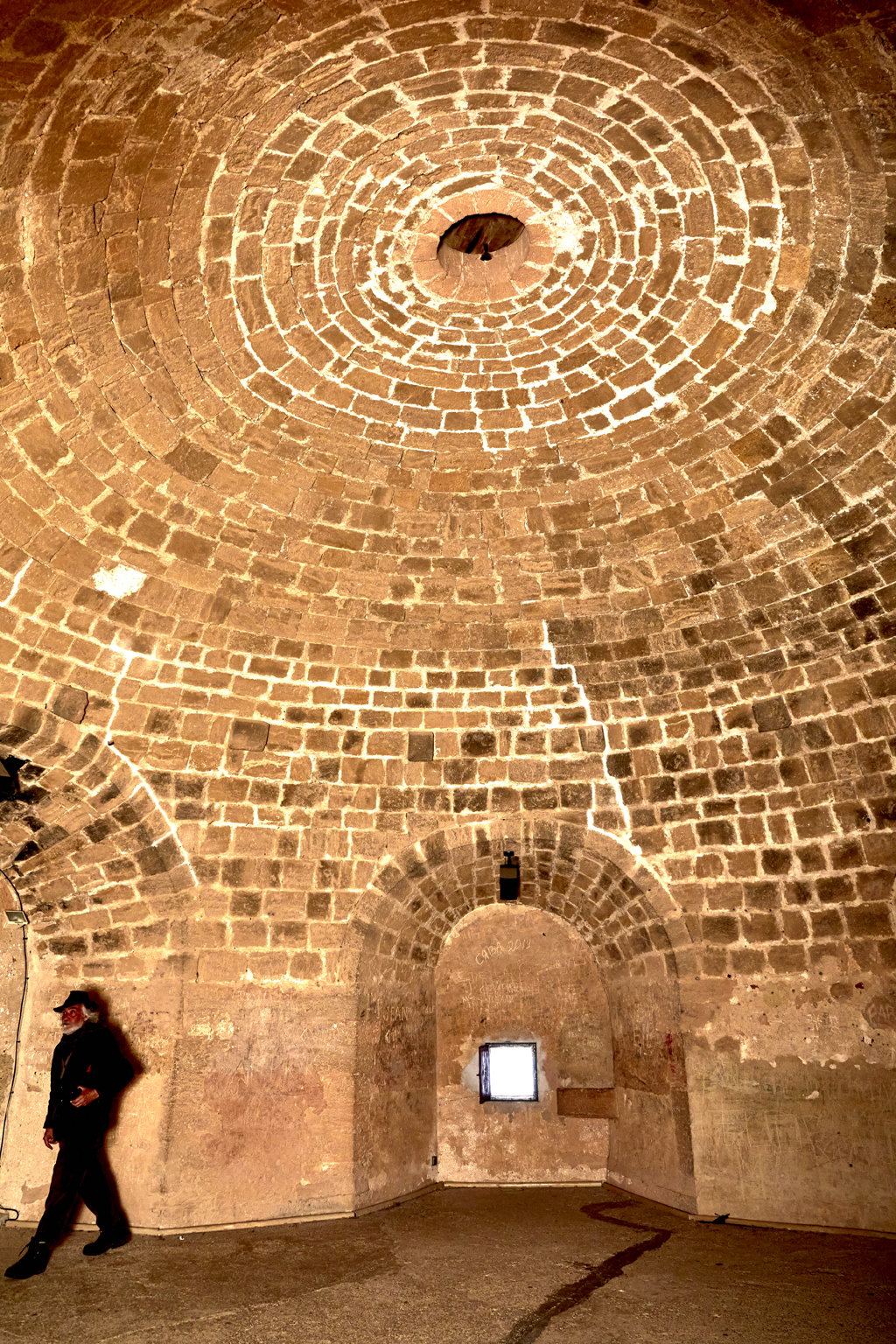 Donjon, casemate d_étage de la grosse tour nord-ouest, voûte en coupole et niches de canonnières