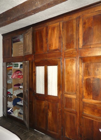 Grand placard en noyer dans l'ancien bureau de perception, ferme agglomérée au bourg.