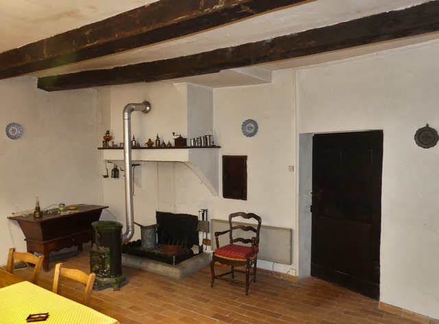 Partie nord. Rez-de-chaussée surélevé, cuisine. Mur sud.