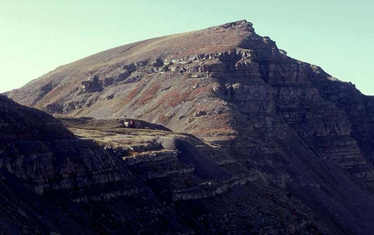 Vue lointaine du col et de l'ouvrage.