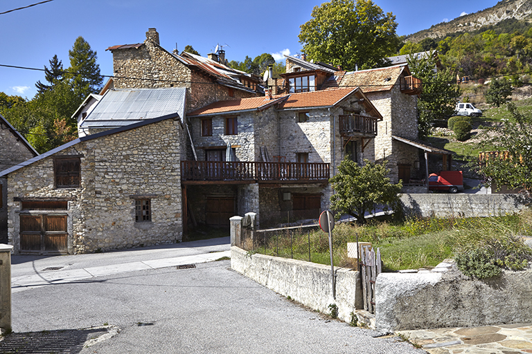 Maisons au quartier du Riou au nord du village.