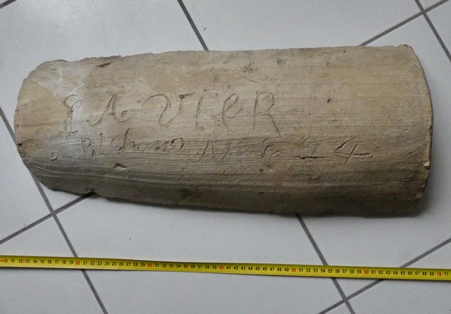 tuile creuse gravée n° 2