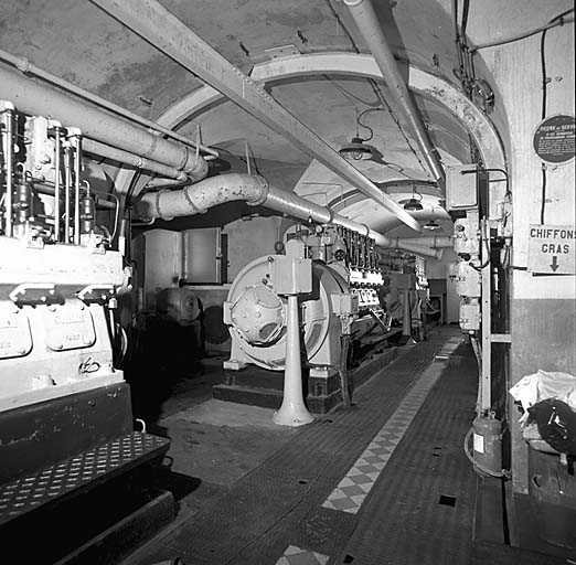 Centrale électrique. Vue d'enfilade de la salle des groupes.