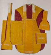 Ornement doré : chasuble, étole, manipule bourse de corporal, voile de calice