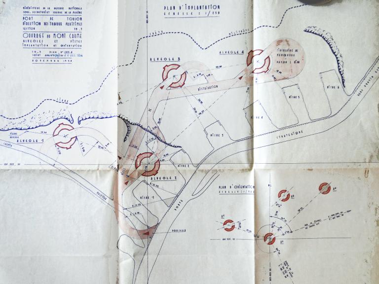Ouvrage du Mont Caume. Alvéoles et pistes. Implantation et orientation. [Plan du projet de la batterie de DCA semi-mobile sur le site de l'ancienne batterie annexe ouest], novembre 1954.