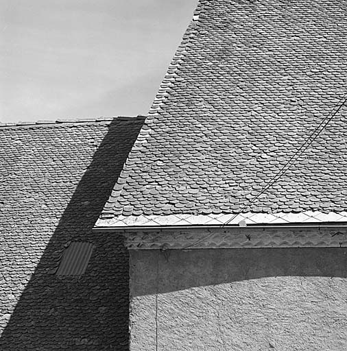 Ancelle, village, parcelle 708. Ferme à toit de tuiles en écaille et génoise.