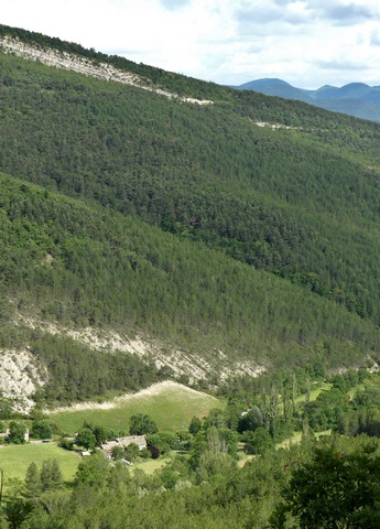 Hameau de Raton, vue de situation prise de l'ouest.