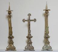 Garniture d'autel composée d'une croix d'autel et de 6 chandeliers d'autel
