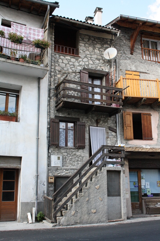 Le Village. Maison de quatre niveaux de type logis entre parties agricoles (parcelle E 157).