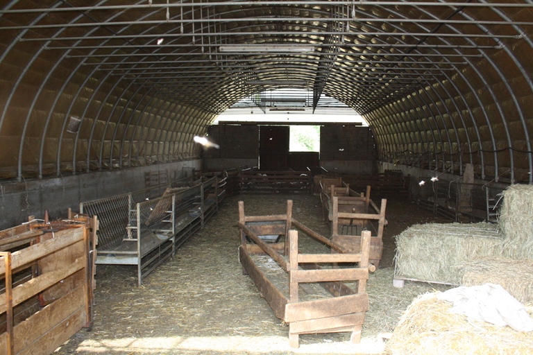 Thorame-Basse. Le Barri. Bergerie-tunnel : vue du volume et de l'aménagement intérieur modulable.