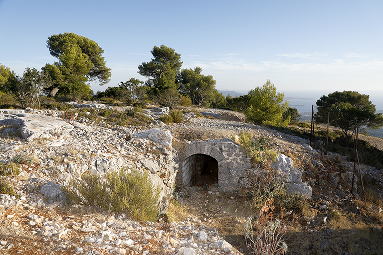 batterie, ruines d'une plate-forme d'artillerie avec entrée d'un segment des galeries casematées reliant les plates-formes