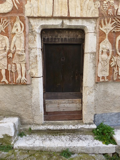 Maison (2023 B 783a). Encadrement de porte de logis couvert d'un linteau délardé en accolade. 