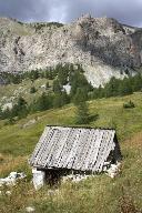Cabane sur le massif de l'Eichanet (Colmars), avec une couverture en planche de mélèze.