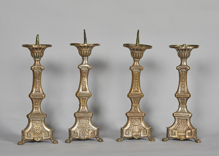 Série de quatre chandeliers d'autel