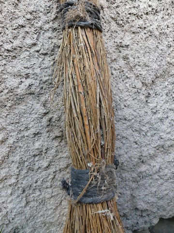 Petit balai en genêt dit escoubette. Détail de l'assemblage en ficelle agricole.