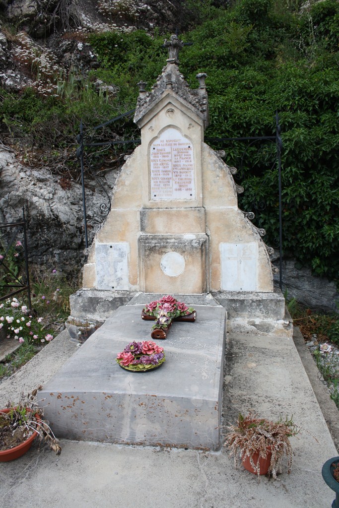 Tombe, vue générale.