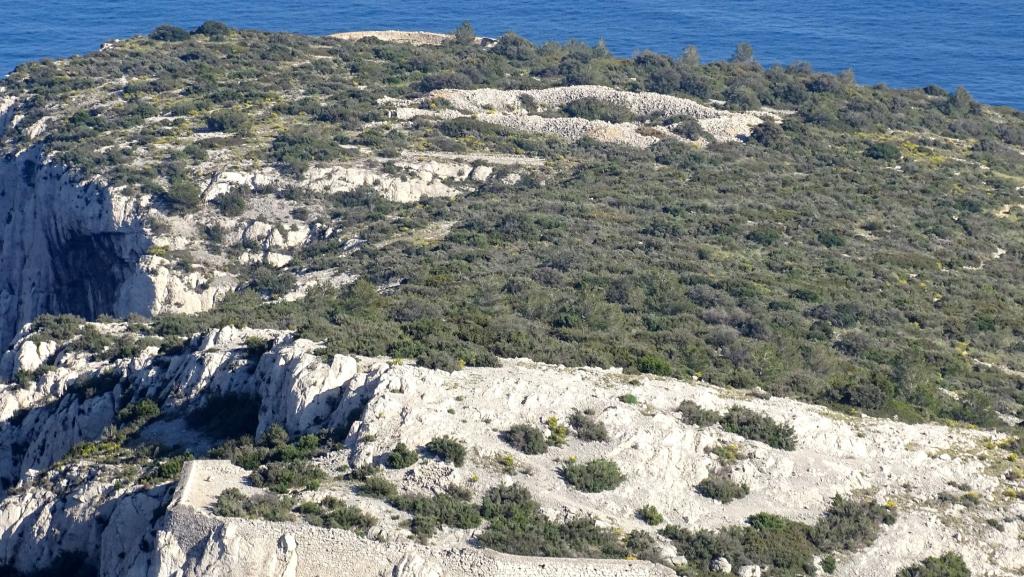 Extrémité sud-est du cap vue du nord : déblais de l'excavation de la tour-modèle avortée et épaulement de la batterie de gauche