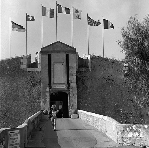 Courtine 4-1 (gorge). Porte de l'ouvrage prise dans l'axe du pont