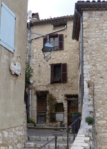 Ensemble de deux maisons, puis maison