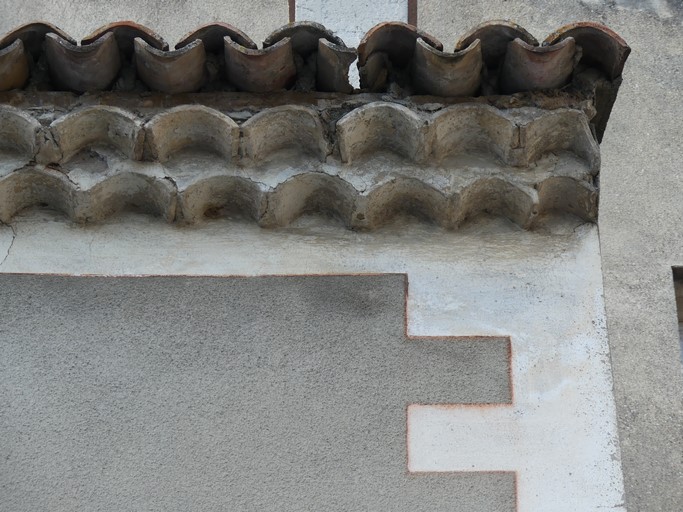 Décor peint de fausse chaîne harpée et cadre de façade. Maison située rue du Barri au bourg de Ribiers (parcelle 1998 E2 1623).