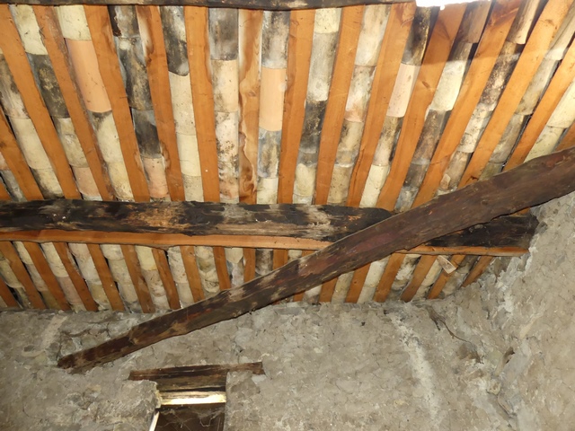 Charpente à pannes et couverture en tuiles creuses posées sur chevrons taillés en quartons.