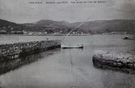 Jetée en maçonnerie préfigurant le port de l'île de Bendor, vers 1950.