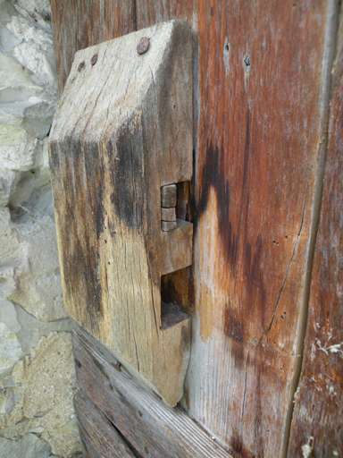 Le Champ, serrure en bois fermant la porte d'une petite étable-remise (elle était actionnée par une clef en bois insérée dans le trou supérieur), 1983 243C1 331.