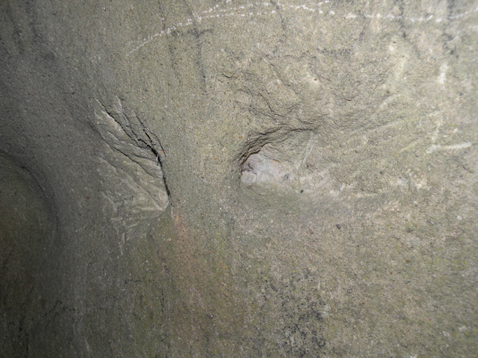 Les Roches d'Annot, section B3. Trou d'attache creusé dans la paroi d'un abri.