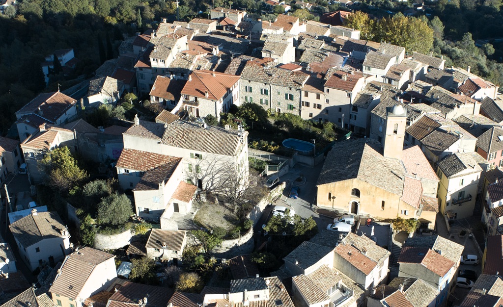 Village de Gattières, vue aérienne prise du sud-ouest. Au centre, les vestiges du château seigneurial. 
