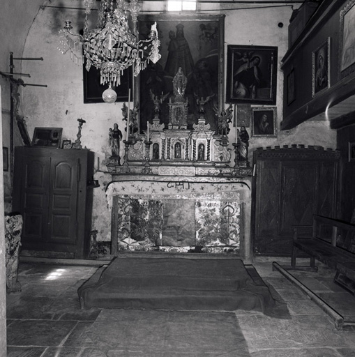 Ensemble du maître-autel : devant d'autel, antependia (3), gradins d'autel (2), tabernacle, exposition, statues (6)