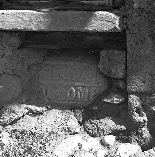 Inscription placée dans les fondations, sous la fenêtre : 1672 Félix Colombe (?).