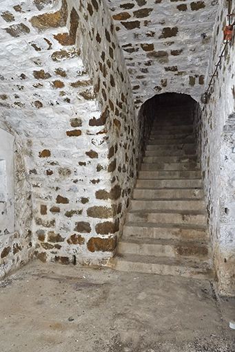 Magasins souterrains,  souterrains-caverne, sas et issue en escalier du magasin à poudre en caverne.