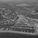 Photographie aérienne du port de la Rague en 1971 avec sa digue et ses appontements récemment construits.