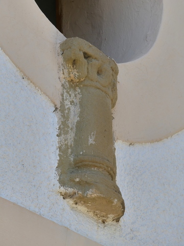 Bâtiment de la boucherie. Pignon est, troisième niveau. Bloc lapidaire en remploi.
