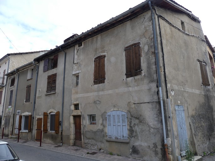 Ensemble de maisons situées Grand'Rue, au bourg de Ribiers.