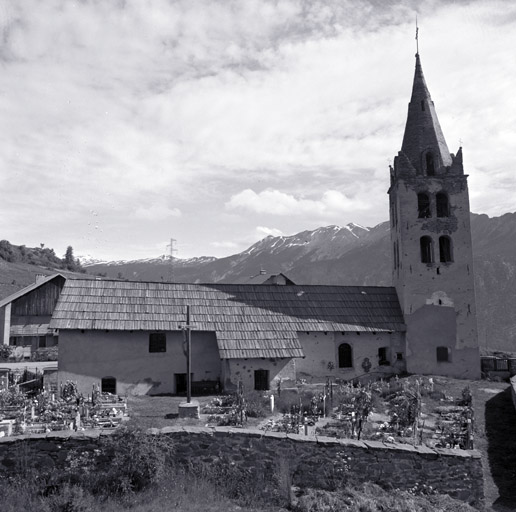 Façade sud sur le cimetière. Vue d'ensemble.