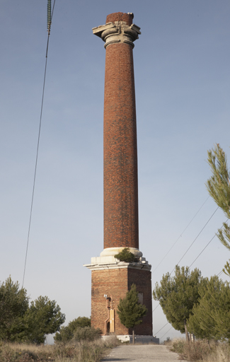 cheminée d'usine (cheminée dorique)