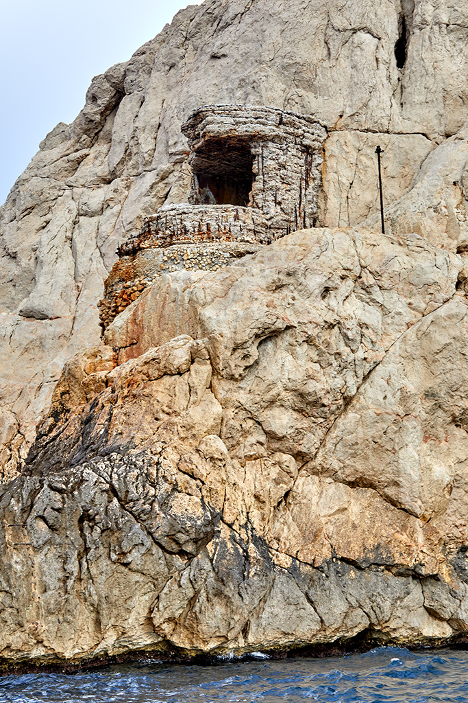 Poste photo-électrique de l'île Maïre, ancien poste de combat saillant sur l'escarpement rocheux sud