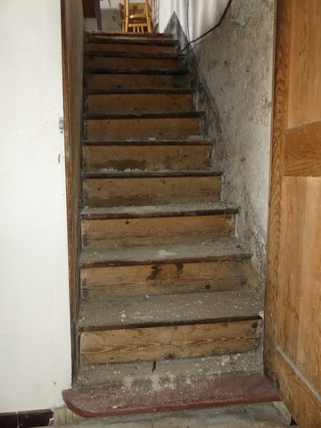 Rez-de-chaussée surélevé, escalier. Vue de volume prise du nord.